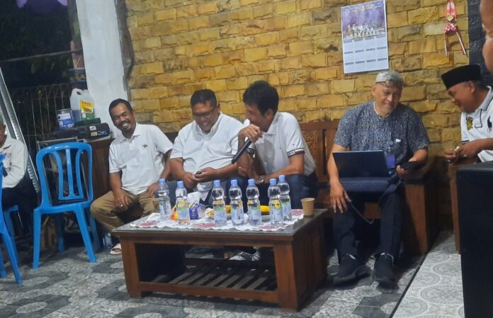 Kepala Wilayah Perumda TKR Citra Raya, Baya P Hatta dan Tarman, dari CV Rival ketika mengadakan sosialisasi pemasangan PDAM TKR di wilayah Perumahan Serdang Asri 2, Panongan dan Perumahan Serdang Asri3, Ciakar, Jumat (17/4/2026)