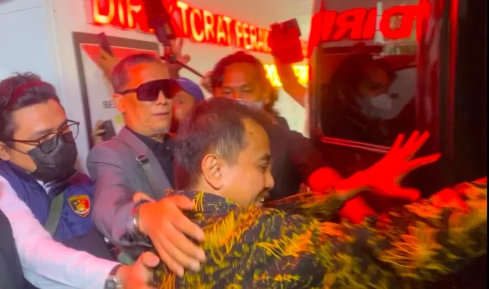 Roy Suryo dan dr Tifa Diserahkan ke Kejaksaan, Dibawa Pakai Mobil Tahanan
